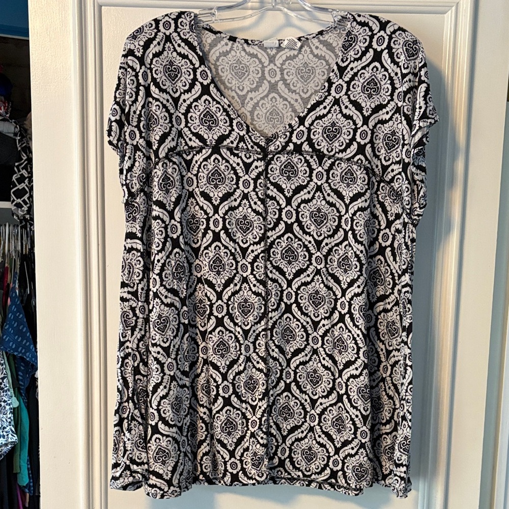 Plus Size Black and White Patterned Women's Swing T